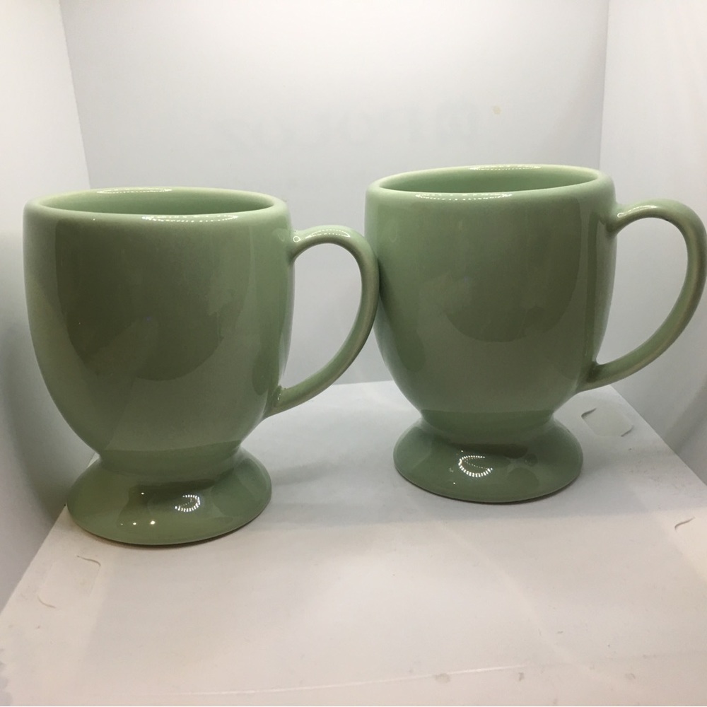 2 mugs GAIL PITTMAN GREEN COFFEE CUPS HOSPITALITY COLLECTION PEDESTAL 2